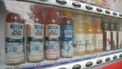 武汉一景区自动售卖机里饮料过期 游客想喝不敢买